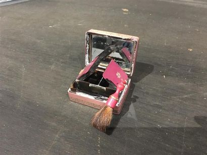 Boîte de beauté en écaille, laque, or de...