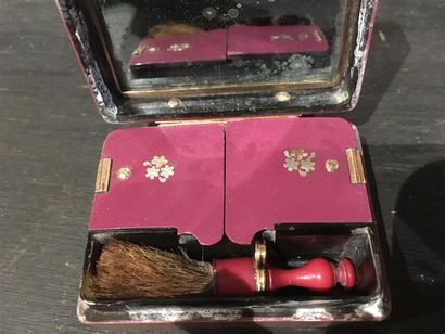 Boîte de beauté en écaille, laque, or de...