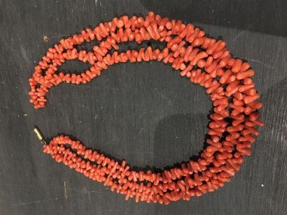 Collier de trois rangs de branches de corail,...