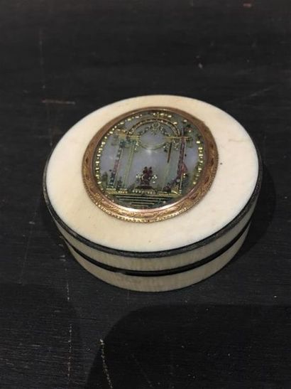 Boîte en écaille et os ornée d'un médaillon...