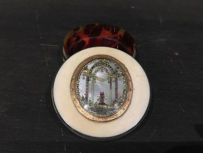 Boîte en écaille et os ornée d'un médaillon...