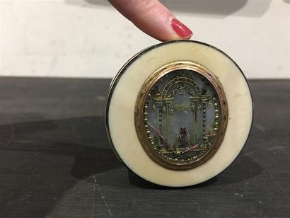 Boîte en écaille et os ornée d'un médaillon...