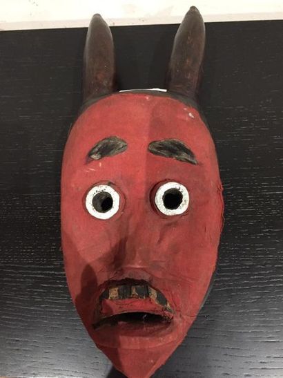 Masque Dan avec tissu rouge, Côte d'Ivoi...