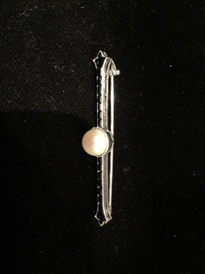 Broche en platine calibré d'onyx et perle...