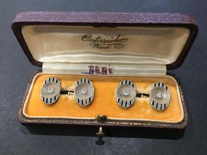 PAIRE DE BOUTONS DE MANCHETTES en platine...
