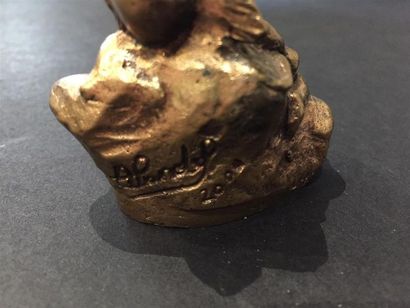 Amour sur un tertre rocheux.
Epreuve en bronze...