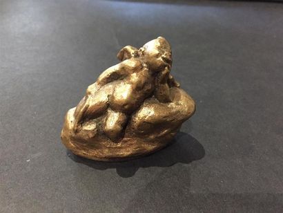 Amour sur un tertre rocheux.
Epreuve en bronze...