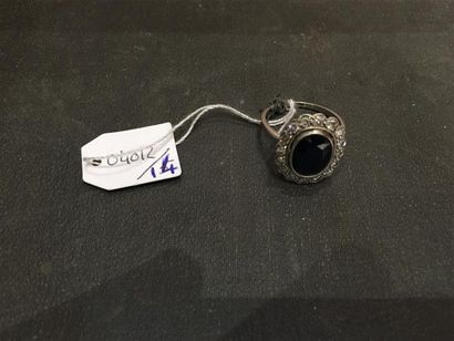 BAGUE marguerite en platine ornée d'un saphir...