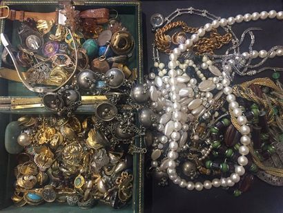 Un important lot de bijoux fantaisies.