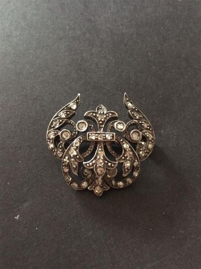 Petite BROCHE feuillage en or, alliage d'or...
