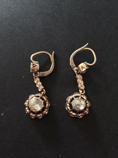 Une paire de PENDANTS d'oreilles articulés...