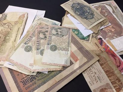 Lot de billets comprenant : 
ITALIE :
-5...