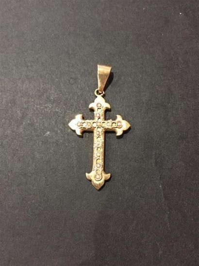 Une croix en or 18K (750/1000) serti de perles.
Poids...
