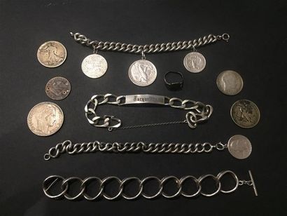 Un ensemble en argent comprenant : quatre...