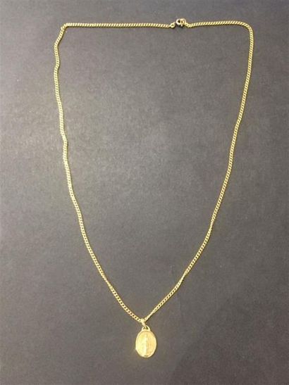Une médaille de baptême en or et sa chaîne...