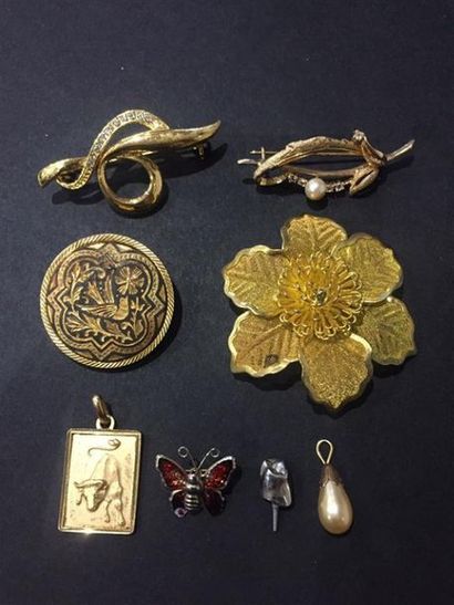 Un ensemble de bijoux fantaisie en l'état,...
