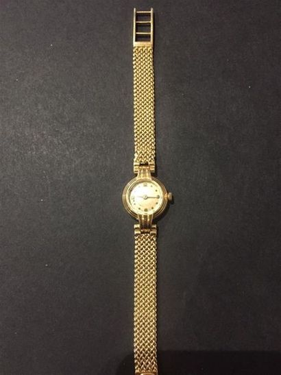 Une montre de dame en or, bracelet or,
Poids...
