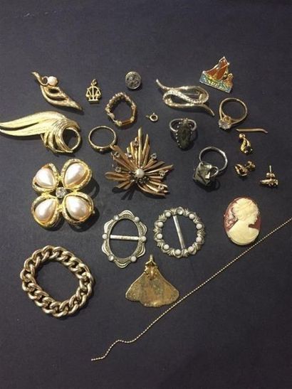 Un ensemble de 17 colliers fantaisie en métal...