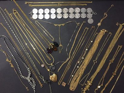 Un ensemble de 17 colliers fantaisie en métal...