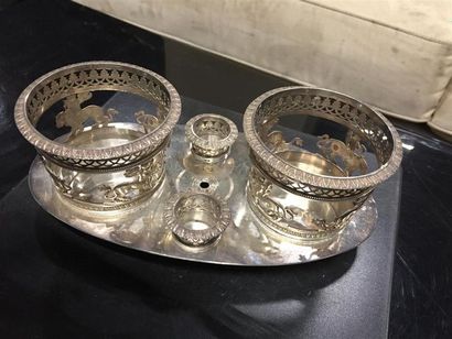 Monture de huilier et vinaigrier en argent...
