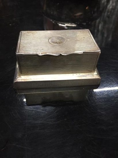 Une boîte allumette formant pyrogène en argent...
