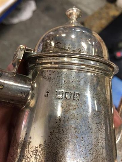 Deux verseuses en argent à fond plat, une...