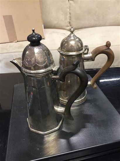 Deux verseuses en argent à fond plat, une...