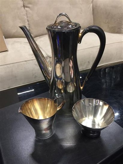 Une verseuse, un crémier et une tasse en...