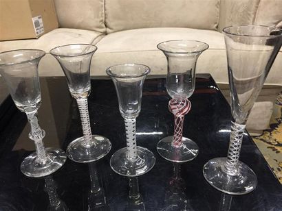 Cinq verres en verre soufflé sur pieds, fût...
