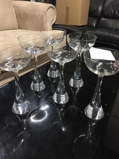 Lot en verre comprenant deux petites carafes...