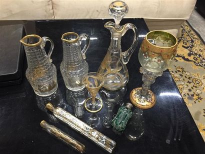 Lot en verre comprenant deux petites carafes...