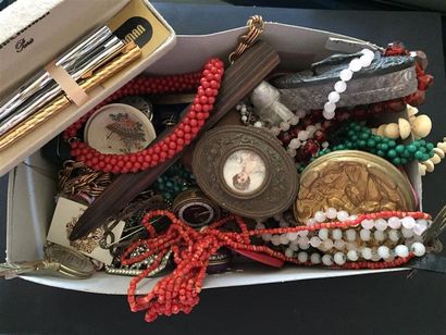Importat lot de bijoux fantaisies comprenant...