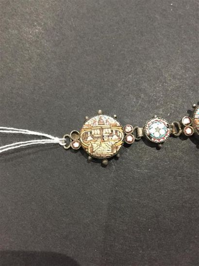 BRACELET en argent composé de maillons perlés...
