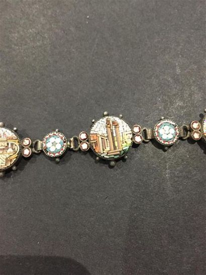 BRACELET en argent composé de maillons perlés...