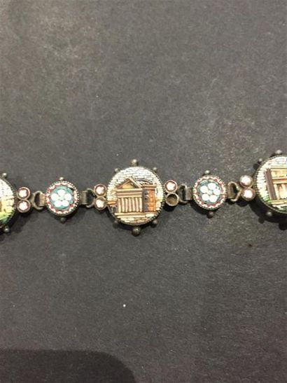 BRACELET en argent composé de maillons perlés...