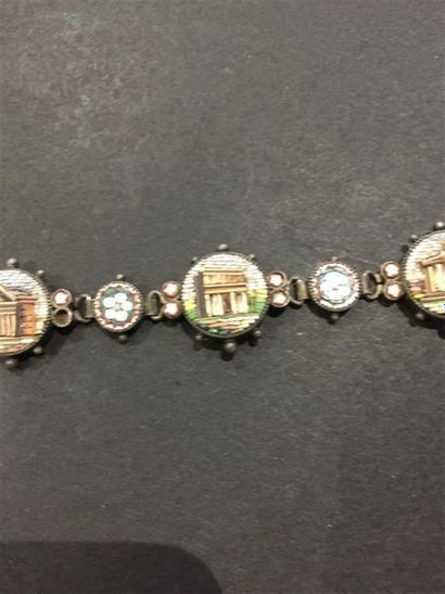BRACELET en argent composé de maillons perlés...