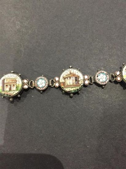 BRACELET en argent composé de maillons perlés...
