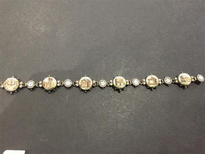 BRACELET en argent composé de maillons perlés...