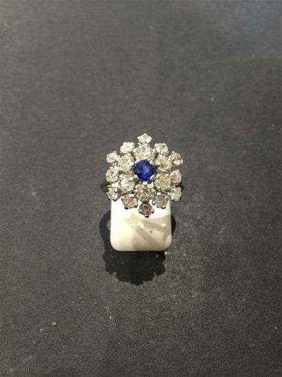 BAGUE en or gris figurant une fleur, le pistil...