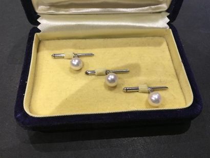 MIKIMOTO. Parure de boutons de col en métal...