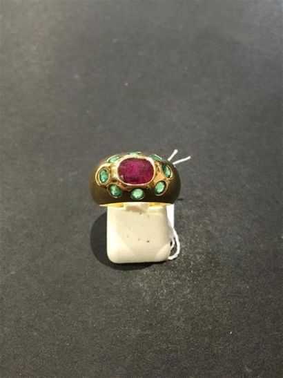 BAGUE en or rose ornée d'un rubois ovale...