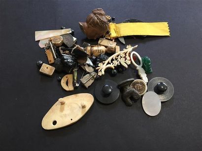 Petit lot de médailles et médaillons et divers.

On...