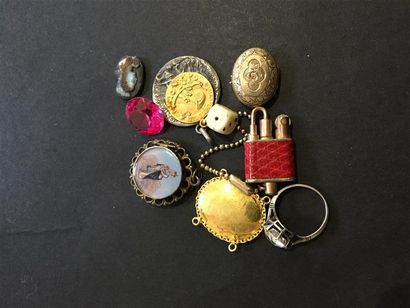 Petit lot de médailles et médaillons et divers.

On...
