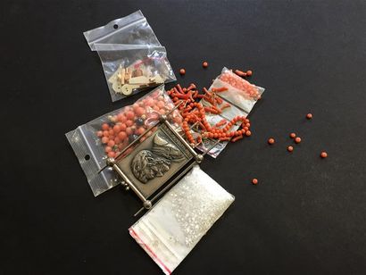 Petit lot de collier et de bout de corail,...