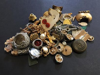 Lot d'objet de vitrine tel que bague, poignée,...