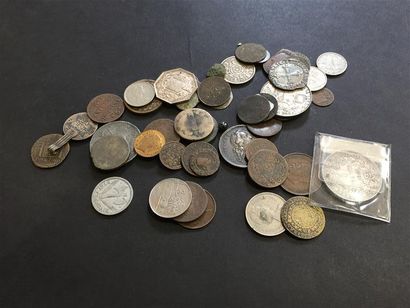 Lot de pièces et jetons divers.