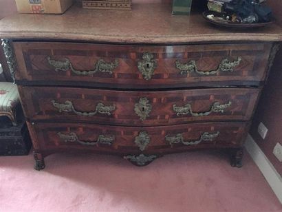 Commode bombée en bois et bois de placage...