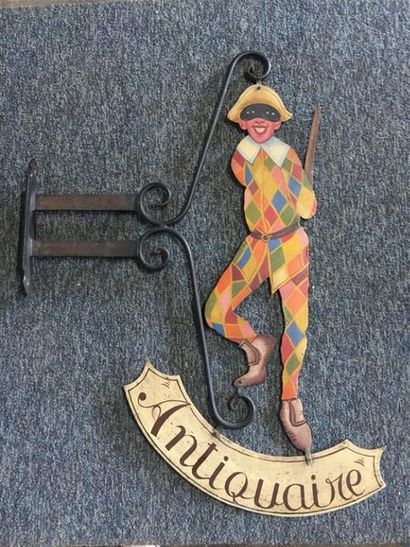 Enseigne d'antiquaire en fer peint représentant...