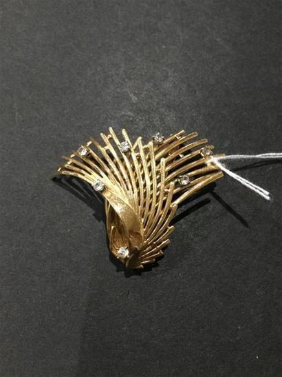 Broche en or rose et platine à décor ajouré...