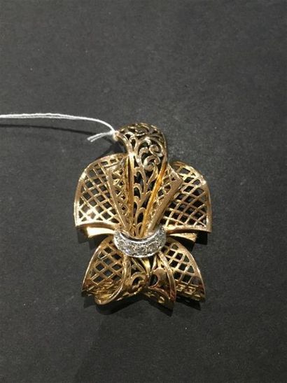 Broche en or rose et platine à décor ajouré...